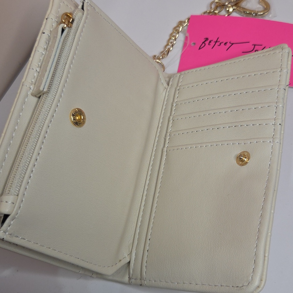 🤍🔹️Betsey Johnson 🔹️chalk Quilted Heart Zip Trifold Wallet XOKAYRA - Picture 8 of 9